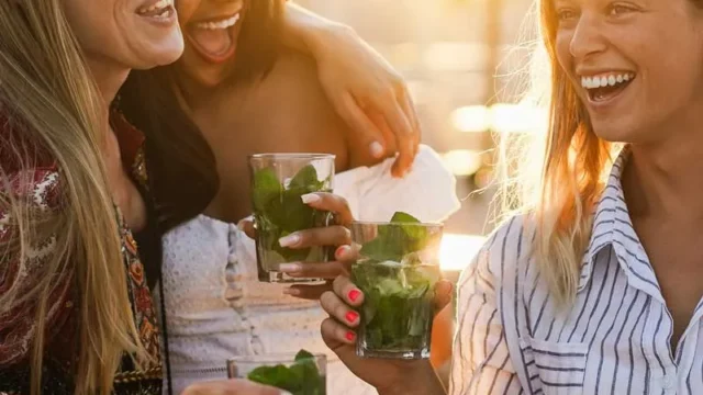 Three-women-outside-drinking-mojitos